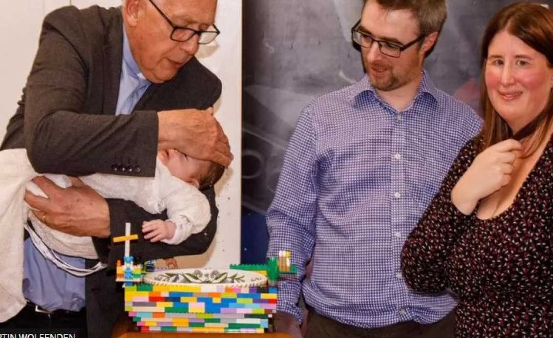 ბრიტანეთში ბავშვი Lego-სგან აწყობილ ემბაზში მონათლეს