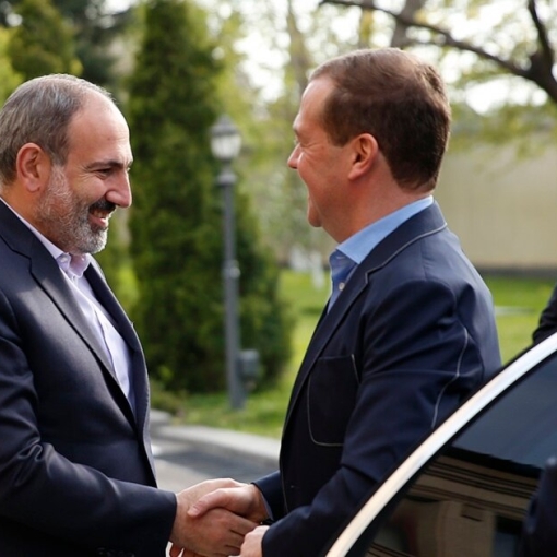„ის, ვინც ორ სკამზე ცდილობს დაჯდომას, რისკავს, რომ მტკივნეულად დაენარცხოს"