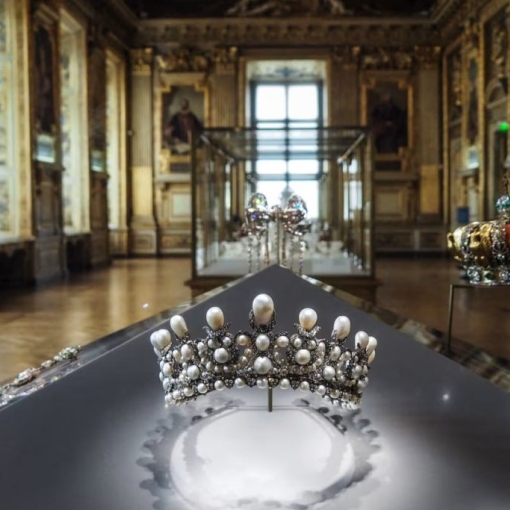 პოლიციამ 5 პირი დააკავა, თუმცა, ამ დრომდე უცნობია ლუვრიდან მოპარული ისტორიული ნივთების ადგილმდებარეობა