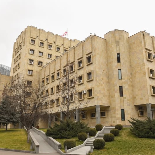 დიდი ოდენობით ყალბი აქციზური მარკების დამზადების და გასაღების ფაქტზე სამ პირს ბრალდება წარედგინა