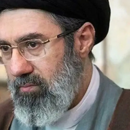 The Times-ის ინფორმაციით, ირანის ახალი უზენაესი ლიდერი, მოჯთაბა ხამენეი უგონო მდგომარეობაშია და მას ქალაქ ყუმში მკურნალობენ