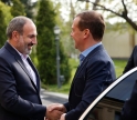 „ის, ვინც ორ სკამზე ცდილობს დაჯდომას, რისკავს, რომ მტკივნეულად დაენარცხოს"