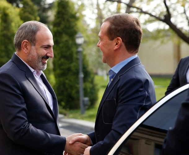 „ის, ვინც ორ სკამზე ცდილობს დაჯდომას, რისკავს, რომ მტკივნეულად დაენარცხოს"