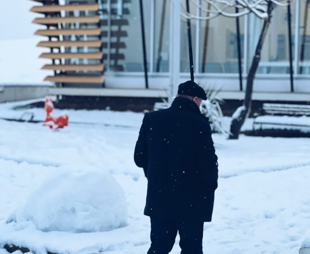 მზია ამაღლობელის ძმა ქალთა პენიტენციურ დაწესებულებასთან გუშინ დილიდან ელოდება გავრცელებული ინფორმაციის დადასტურებას