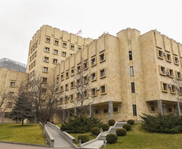 დიდი ოდენობით ყალბი აქციზური მარკების დამზადების და გასაღების ფაქტზე სამ პირს ბრალდება წარედგინა