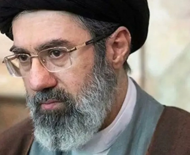 The Times-ის ინფორმაციით, ირანის ახალი უზენაესი ლიდერი, მოჯთაბა ხამენეი უგონო მდგომარეობაშია და მას ქალაქ ყუმში მკურნალობენ