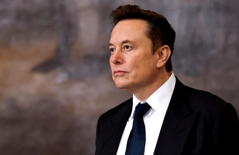ილონ მასკი ტრილიონერი აღარ არის. SpaceX-ისა და Tesla-ს აქციების ვარდნამ მისი ქონება კვლავ $1 ტრილიონის ნიშნულს ქვემოთ ჩამოიყვანა
