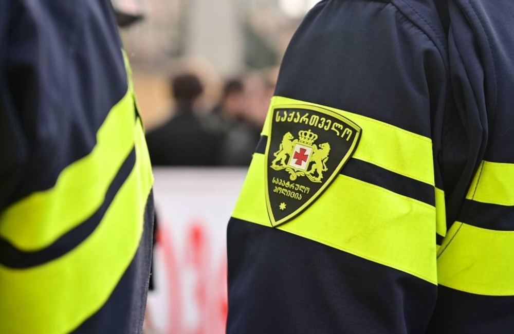 "ჯგუფურად ჩადენილი ძარცვის ბრალდებით ორი პირი - წარსულში ნასამართლევი, 1990 წელს დაბადებული ა.მ. და 2000 წელს დაბადებული გ.ქ. დააკავეს"