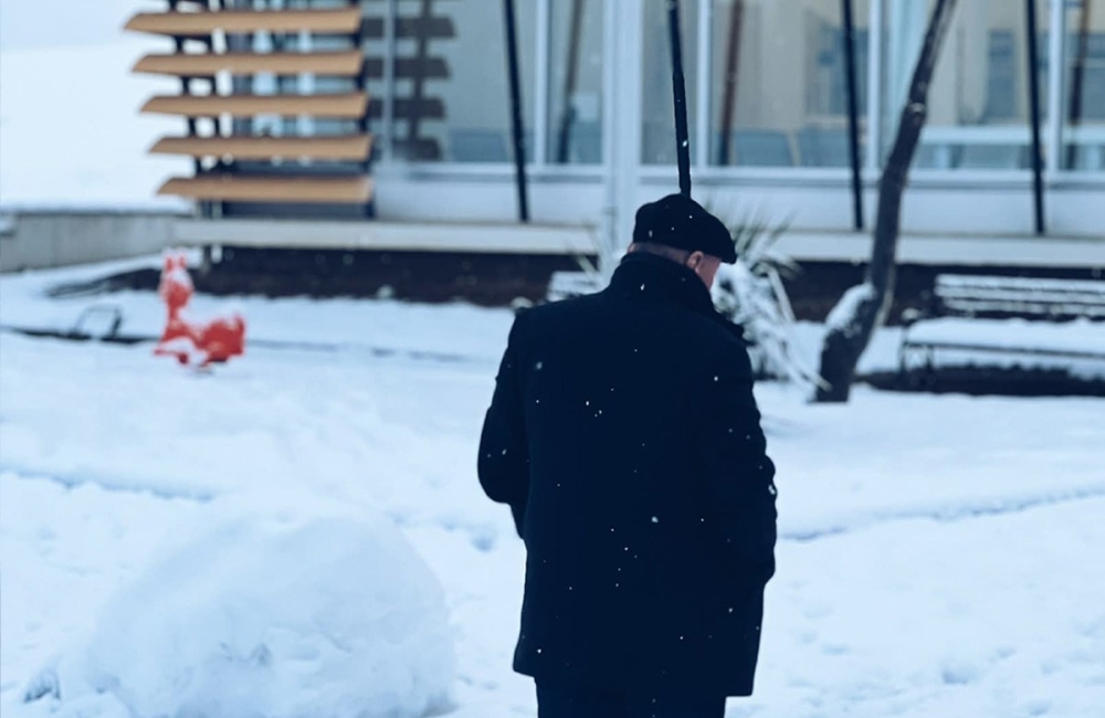 მზია ამაღლობელის ძმა ქალთა პენიტენციურ დაწესებულებასთან გუშინ დილიდან ელოდება გავრცელებული ინფორმაციის დადასტურებას