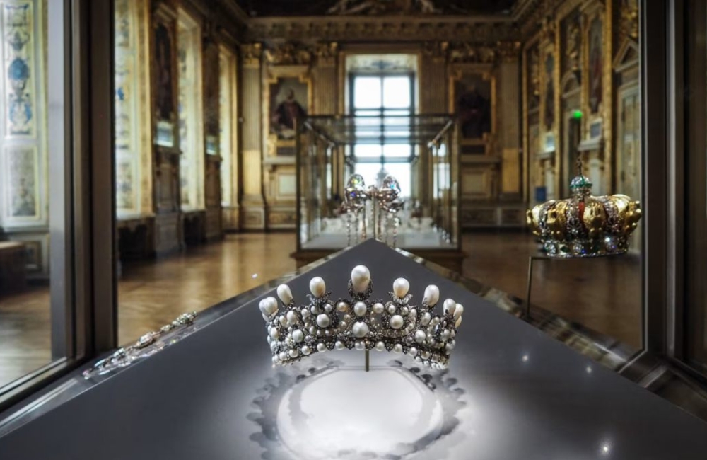 პოლიციამ 5 პირი დააკავა, თუმცა, ამ დრომდე უცნობია ლუვრიდან მოპარული ისტორიული ნივთების ადგილმდებარეობა