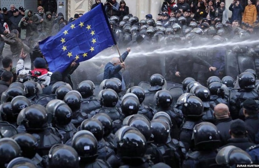 ევროპარლამენტარები ითხოვენ გამოძიებას, რომლითაც დადგინდება, რა ნივთიერება გამოიყენეს საქართველოში აქციების დაშლის დროს