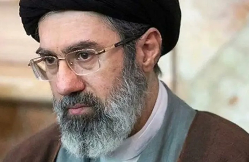 The Times-ის ინფორმაციით, ირანის ახალი უზენაესი ლიდერი, მოჯთაბა ხამენეი უგონო მდგომარეობაშია და მას ქალაქ ყუმში მკურნალობენ