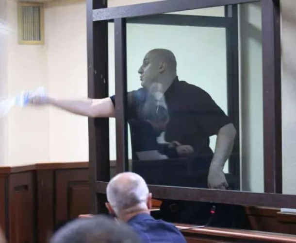 მოსამართლისთვის წყლის შესხმის გამო, სავარაუდოდ, ნიკა მელიას ბრალს წარუდგენენ – ადვოკატი