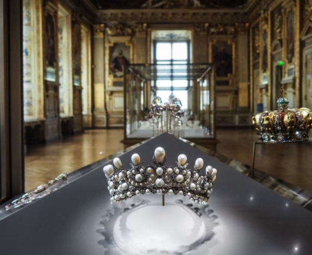 პოლიციამ 5 პირი დააკავა, თუმცა, ამ დრომდე უცნობია ლუვრიდან მოპარული ისტორიული ნივთების ადგილმდებარეობა