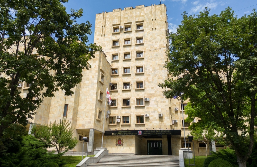 "სახის არეში მუშტი დაარტყა, რის შედეგადაც იგი წაიქცა და სიცოცხლისათვის სახიფათო მძიმე დაზიანება მიიღო" - მასწავლებლის გარდაცვალების საქმე