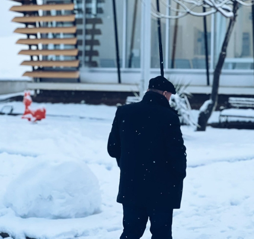 მზია ამაღლობელის ძმა ქალთა პენიტენციურ დაწესებულებასთან გუშინ დილიდან ელოდება გავრცელებული ინფორმაციის დადასტურებას