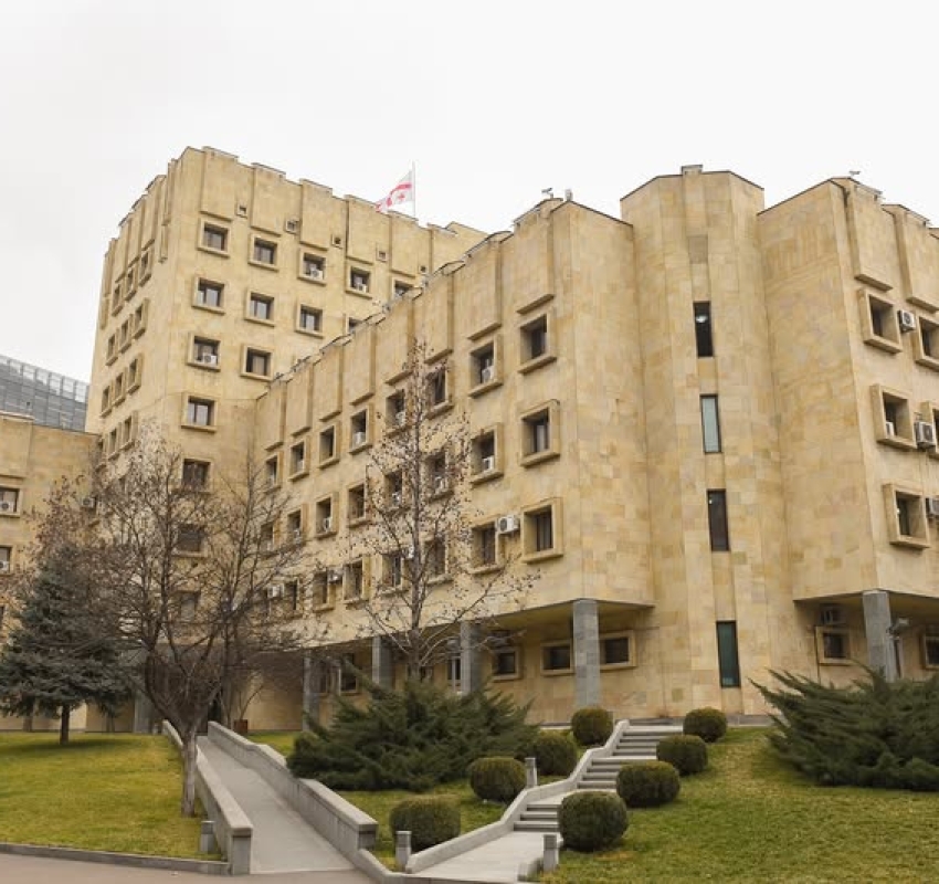 დიდი ოდენობით ყალბი აქციზური მარკების დამზადების და გასაღების ფაქტზე სამ პირს ბრალდება წარედგინა